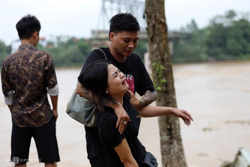 Người phụ nữ khóc ngất khi người thân bị mất tích.
