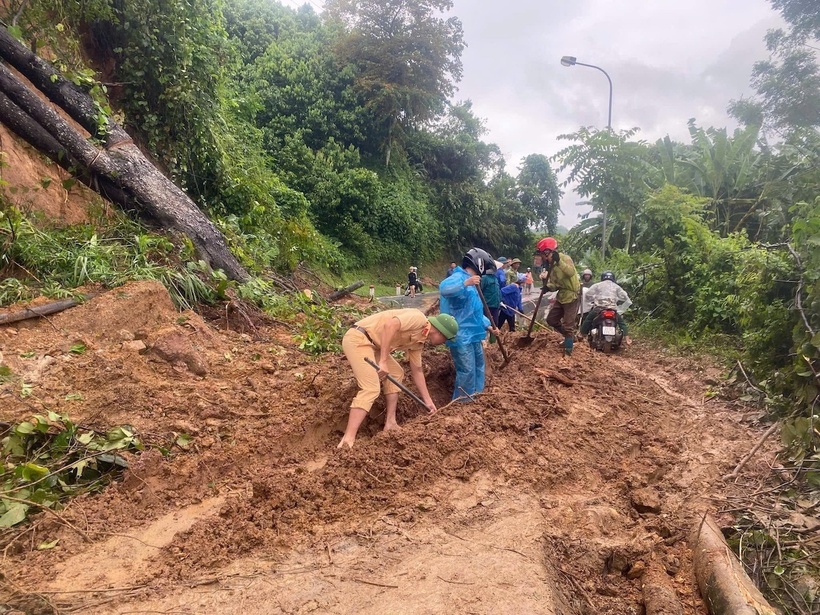 Nước sông Hồng dâng cao, TP.Yên Bái chìm trong biển nước - 4