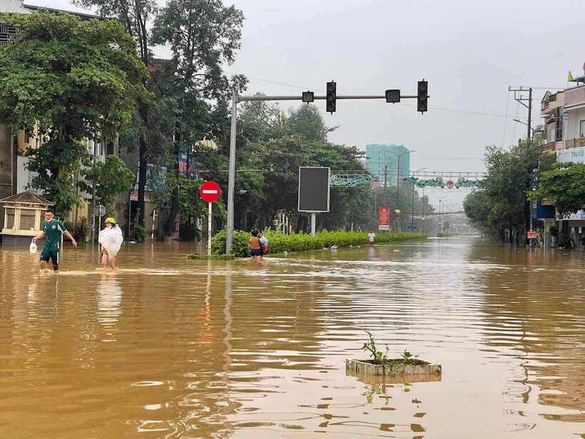 Nước sông Hồng dâng cao, TP.Yên Bái chìm trong biển nước - 2