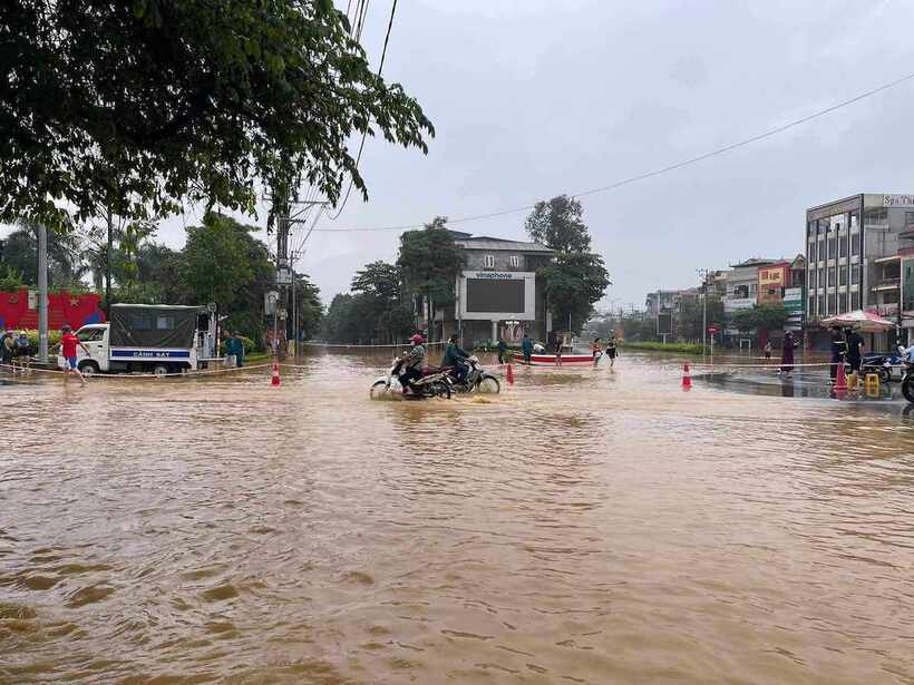 Nước sông Hồng dâng cao, TP.Yên Bái chìm trong biển nước - 1