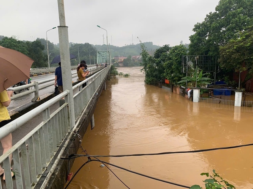 Mực nước sông Hồng hiện nay trên cầu Yên Bái