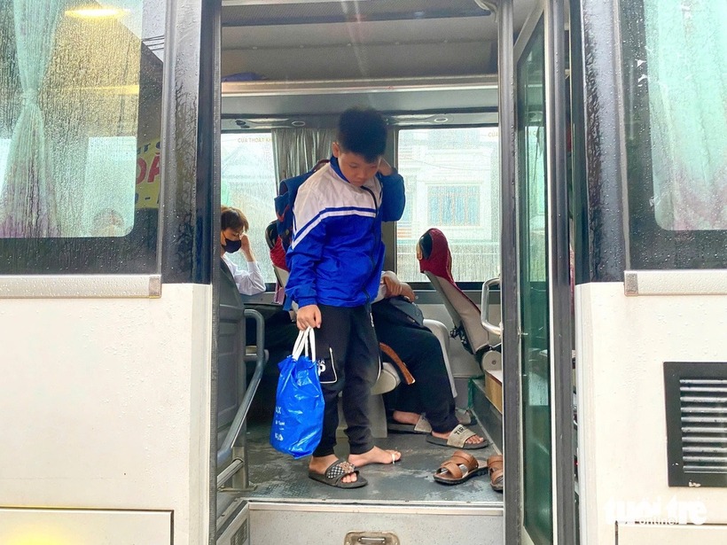 Để học sinh dễ nhận diện xe đưa đón miễn phí, anh Vũ và các cộng sự đã dán băng rôn trước xe, đồng thời thông báo trên các nhóm Zalo, Facebook về các cung đường đi, điểm đón học sinh.