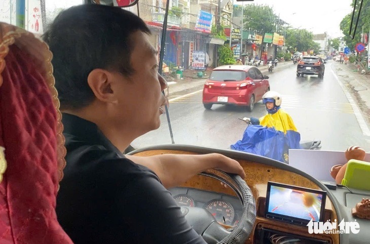 Sáng 10/9 trên chuyến xe chở học sinh đi học, anh Phạm Quốc Vũ (32 tuổi, xã Vĩnh Lại, huyện Lâm Thao, tỉnh Phú Thọ) cho biết ngay sau nghe tin cầu Phong Châu bị sập, thấy học sinh huyện nhà khó có thể trở về sau khi tan học nên anh và một số anh em cùng nhau huy động được 3 chiếc xe khách (1 xe 45 chỗ và 2 xe 34 chỗ) để đi vòng gần 50km sang huyện Tam Nông đón các em học sinh.