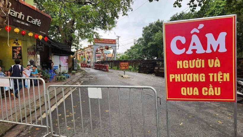 Cấm người và phương tiện qua cầu thời điểm mưa lũ phức tạp. Ảnh: Dân Trí