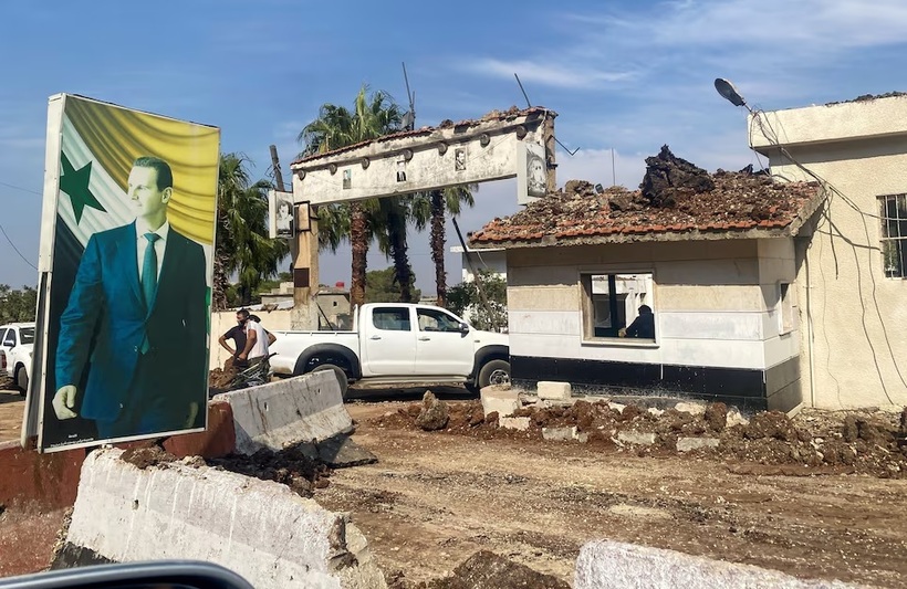 Một khu vực bị Israel không kích tại Hama, Syria. Ảnh: Reuters