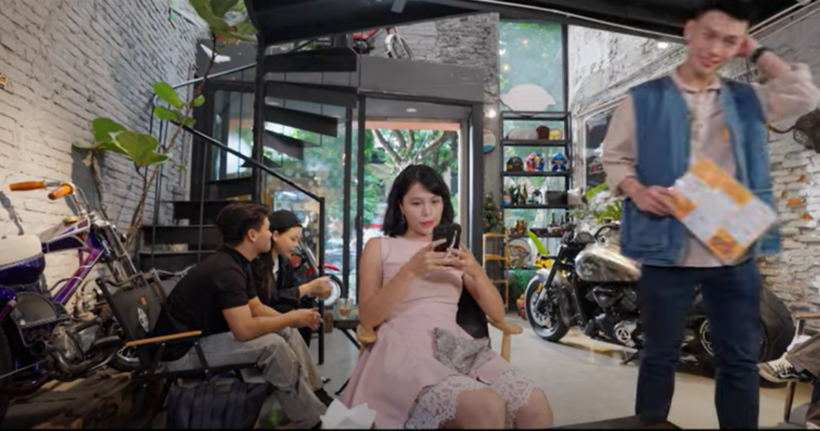 Bảo Anh cũng dò tìm tung tích của Quang.
