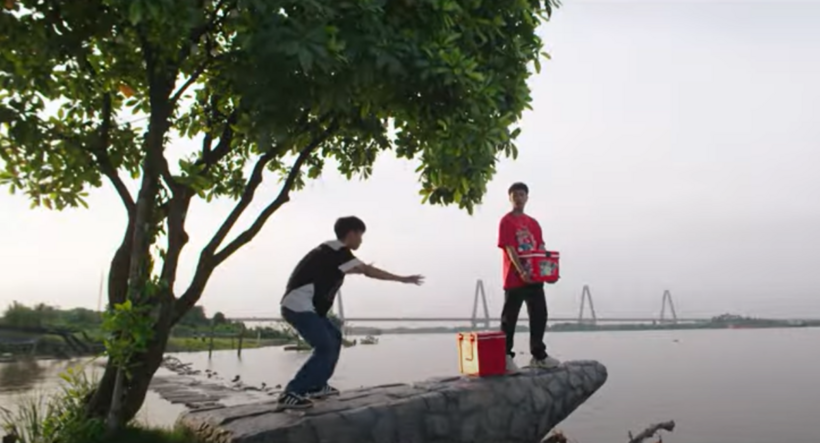 Chải chán nản đứng trên mỏm đá.