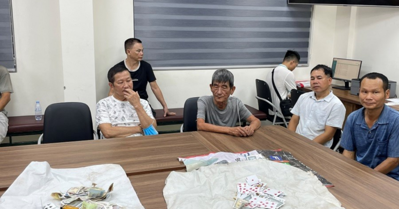 Các đối tượng và tang vật.