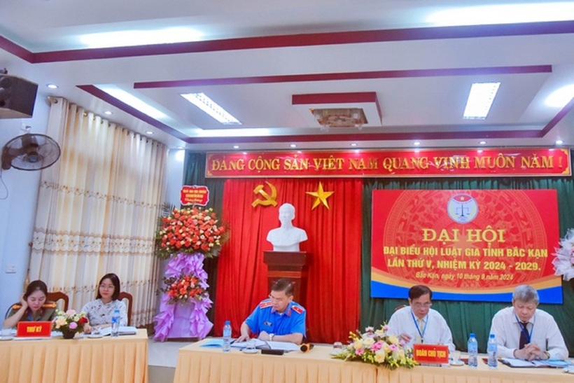 Đoàn Chủ tịch điều hành đại hội.