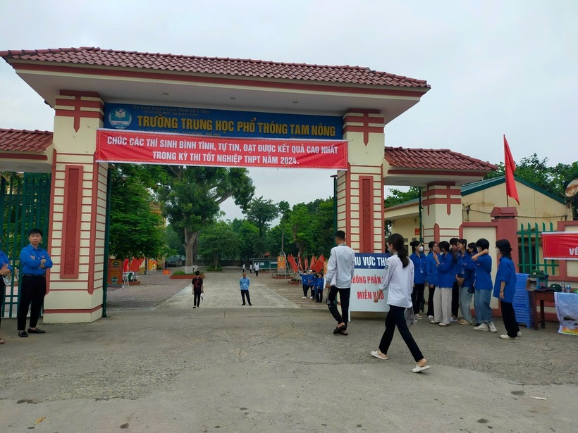 Học sinh bị ảnh hưởng sau vụ sập cầu Phong Châu được bố trí chỗ học tạm thời. Ảnh: VTC News