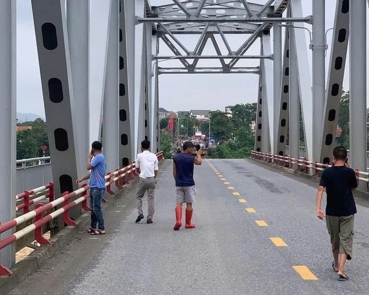 Khu vực xảy ra sự việc sập cầu Phong Châu. Ảnh: PLO