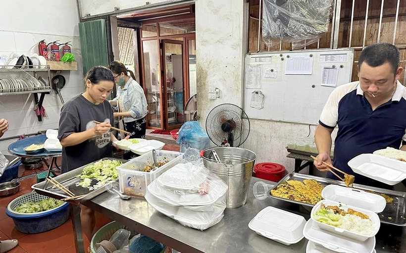 hiều nhà hàng, quán ăn tổ chức nấu cơm miễn phí giúp người dân vùng lũ. Ảnh: Báo Yên Bái