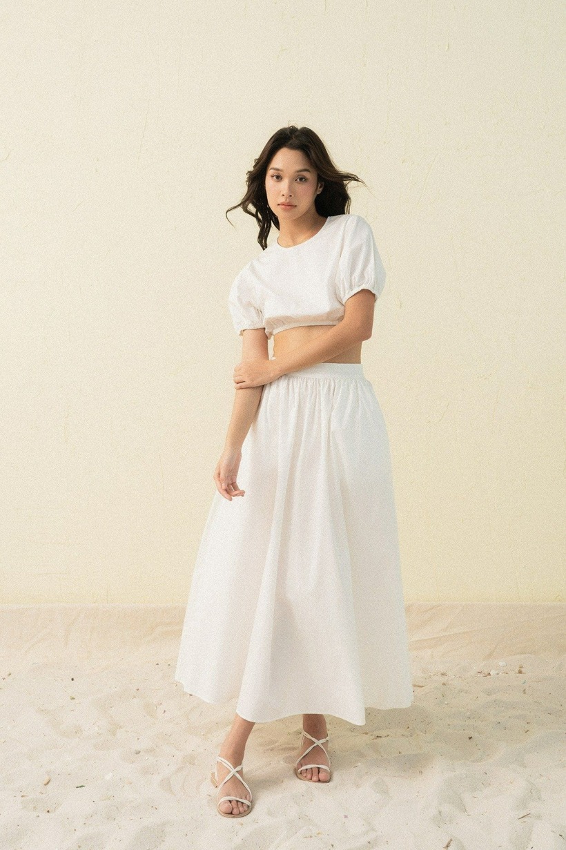 Chân váy maxi, với độ dài chạm gót và chất liệu mềm mại như voan, lụa, chiffon, không chỉ mang đến vẻ ngoài thướt tha, nữ tính mà còn toát lên sự thanh lịch, duyên dáng cho người mặc.
