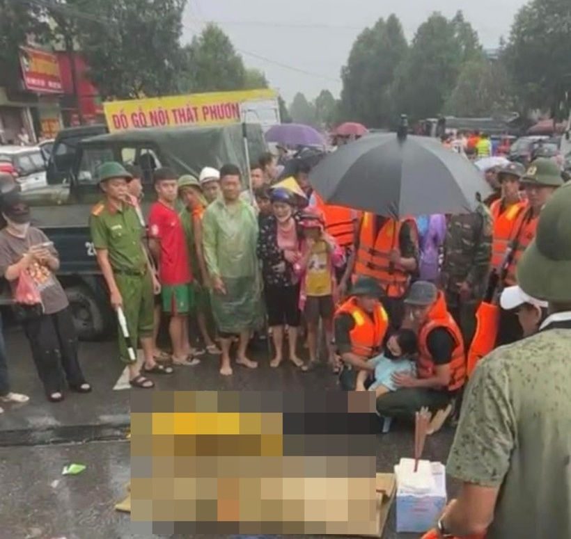 Người mẹ khóc ngất trước thi thể con. Ảnh: Sức khỏe và Đời sống