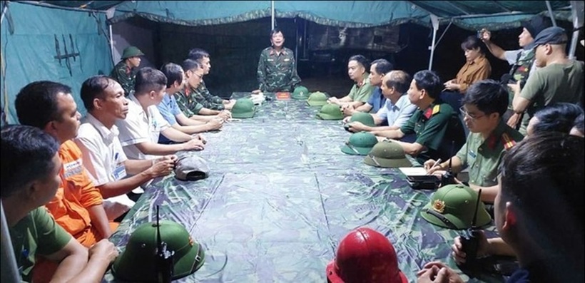 Hội nghị triển khai các công việc trong đêm tại Sở chỉ huy Bộ CHQS tỉnh Phú Thọ