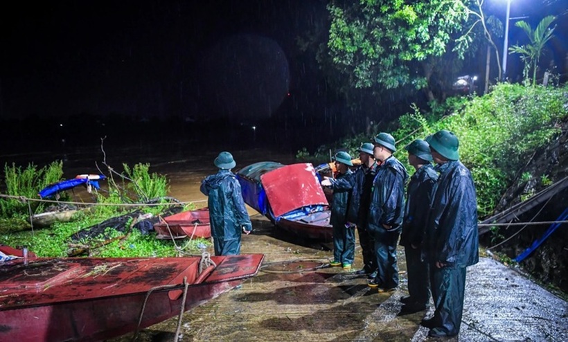 Lãnh đạo Ban chỉ huy Phòng, chống thiên tai và tìm kiếm cứu nạn tỉnh Phú Thọ cũng trực tiếp đi tiền trạm, kiểm tra thực địa nhằm đánh giá những điều kiện phục vụ hoạt động lắp đặt cầu phao.