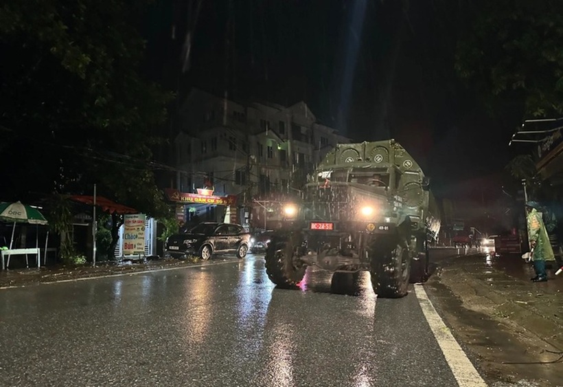 Lữ đoàn Công binh vượt sông 249 Binh chủng Công binh (Bộ Quốc phòng) "hành quân" đến xã Hương Nội, huyện Tam Nông, tỉnh Phú Thọ.