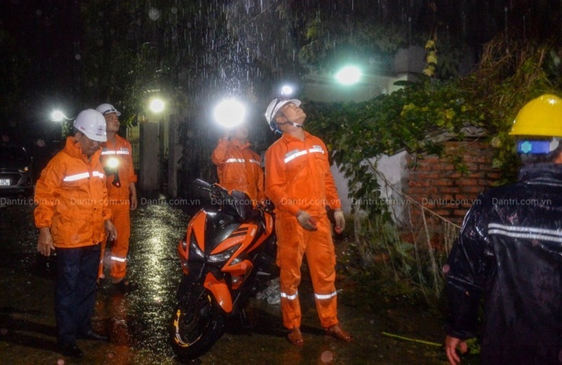 Trong đêm 9/9, rạng sáng 10/9, mặc dù trời mưa to, nhưng ngành điện lực huyện Tam Nông cũng đã triển khai xong hệ thống điện chiếu sáng khu vực, sẵn sàng bắc cầu phao.