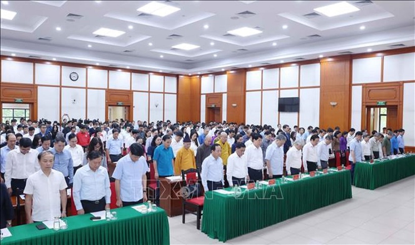 Đại biểu dự Lễ phát động dành một phút mặc niệm các nạn nhân tử nạn trong cơn bão số 3 - Ảnh: TTXVN