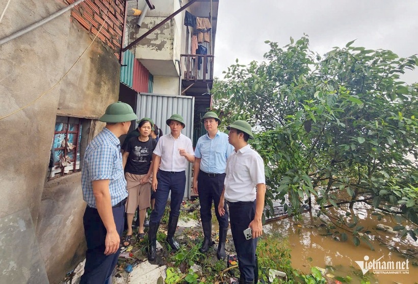 Lãnh đạo quận Hoàn Kiếm kiểm tra nhà dân nằm ven sông Hồng. Ảnh: VietNamNet