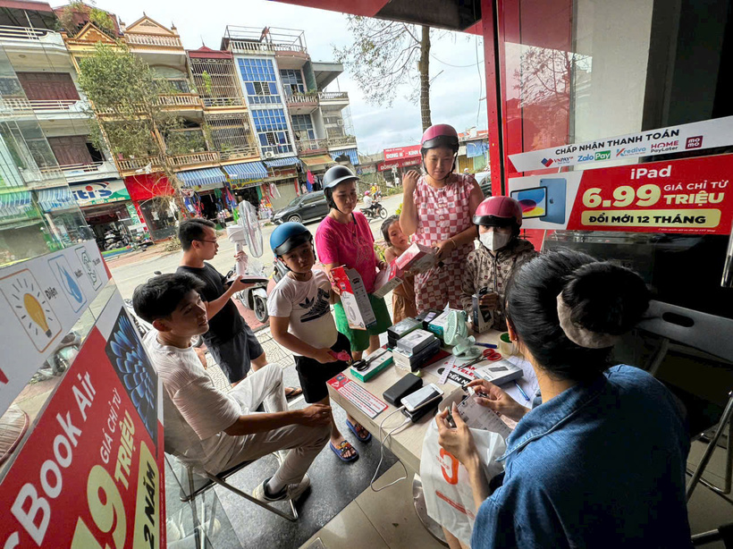 Nhiều cửa hàng FPT Shop tại các khu vực triển khai điểm sạc miễn phí phục vụ bà con vùng bão.