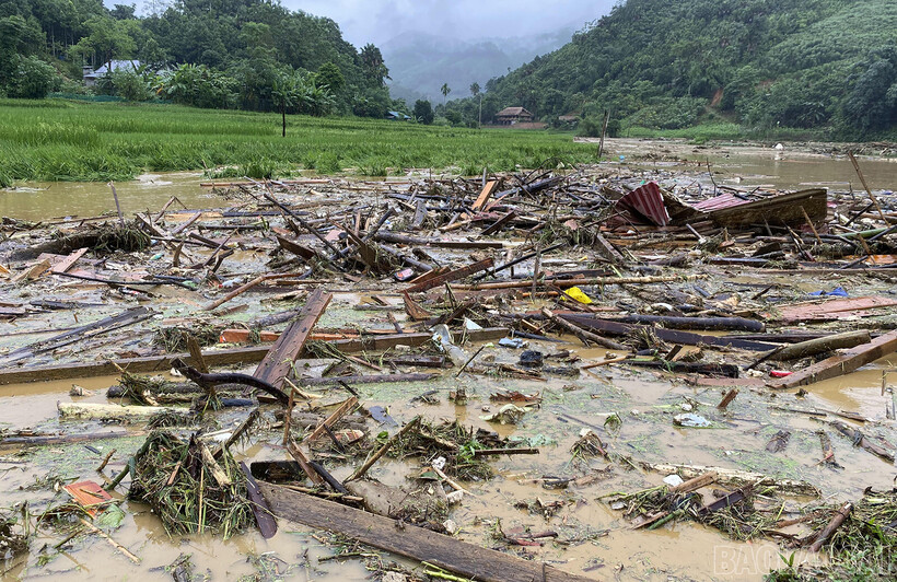 Cảnh tượng tan hoang đau lòng.