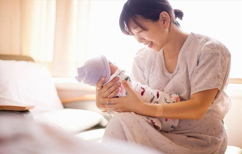 Lao động nữ sinh con được nhận các khoản trợ cấp một lần khi sinh con và chế độ nghỉ dưỡng sức, phục hồi sức khỏe sau thai sản. (Ảnh minh họa)