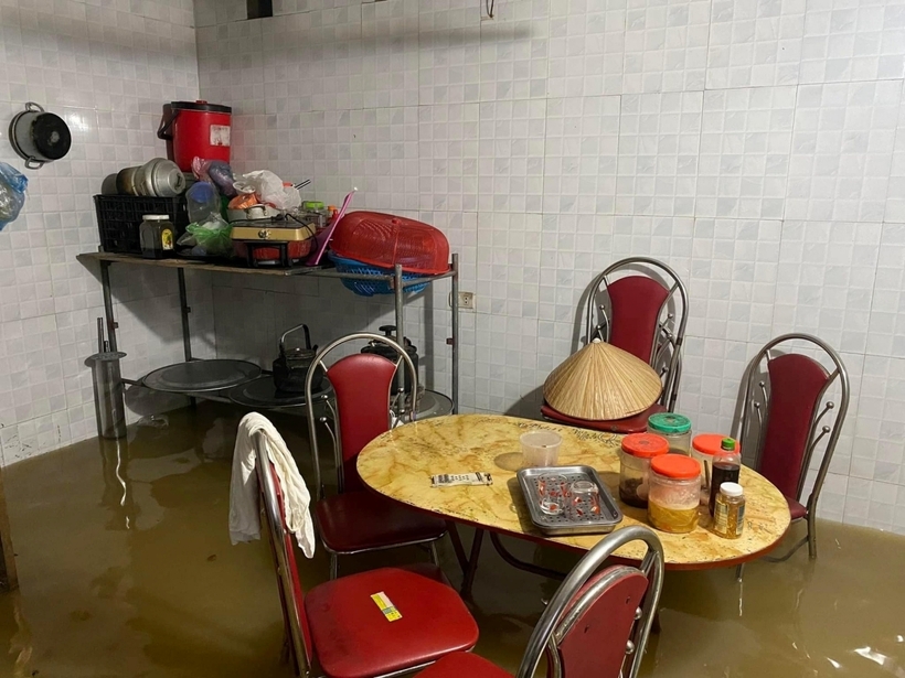 Nhà của Trang xây cao bị ngập nước đến ngang đầu gối. Ảnh: Tri Thức