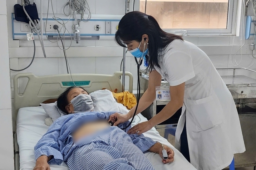Bác sĩ khoa Nội tim mạch Bệnh viện 19-8, khám cho người bệnh. Ảnh: VietNamNet