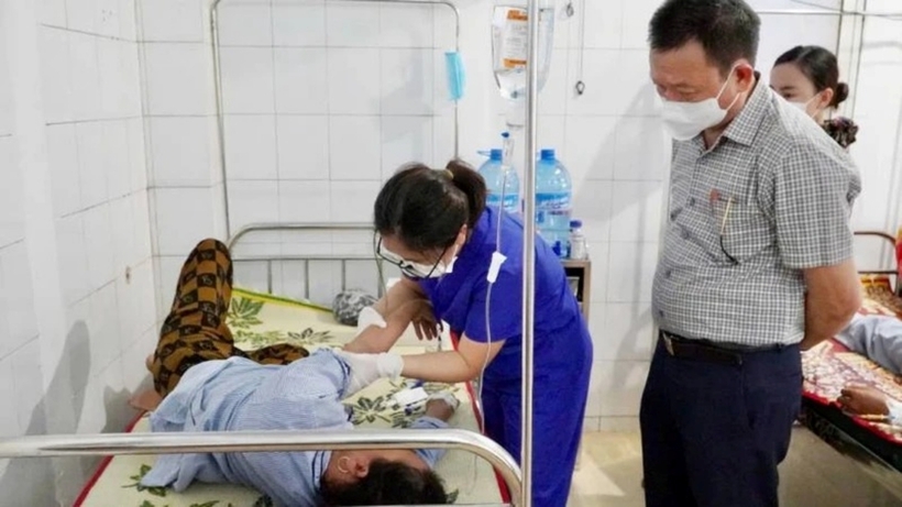 Lãnh đạo Trung tâm Kiểm soát bệnh tật tỉnh Quảng Bình giám sát việc điều trị sốt xuất huyết cho người bệnh tại một cơ sở y tế trong tỉnh. Ảnh: Nhân Dân