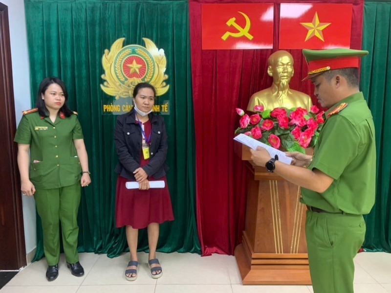 Cơ quan điều tra đọc lệnh bắt tạm giam Trần Kim Phước. Ảnh: Công an nhân dân