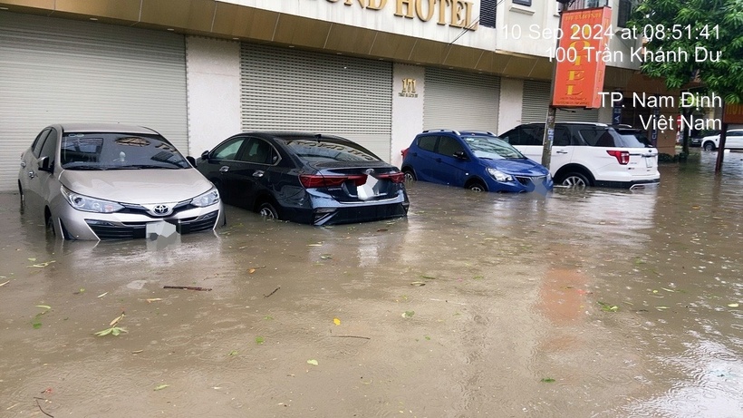 Các xe ô tô bị ngập nước