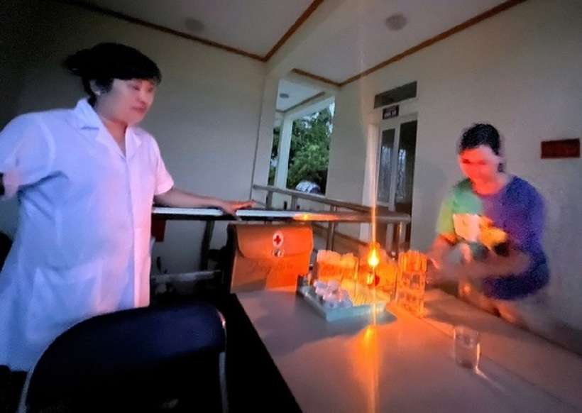 Các cán bộ y tế của trạm đã sử dụng đèn pin, đèn dầu phục vụ công tác chuyên môn. Ảnh: Người lao động