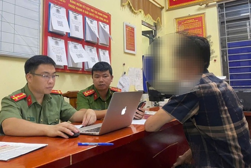 Cơ quan Công an làm việc với người đưa tin sai sự thật về vỡ đê. Ảnh: Tiền Phong.