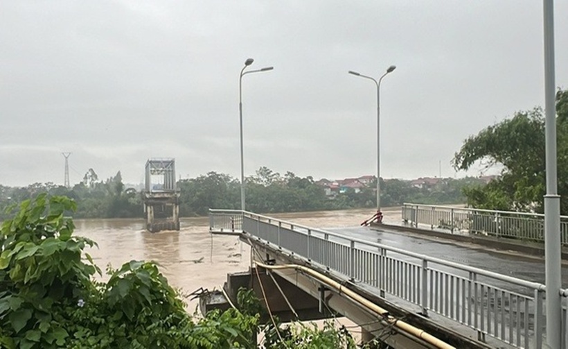Hiện trường vụ sập cầu Phong Châu. (Ảnh: NLĐ)