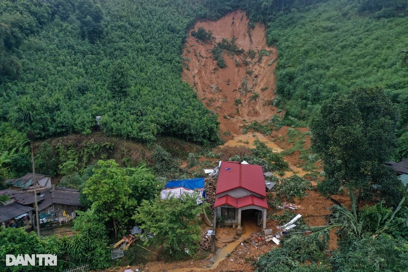 Chia sẻ trên Dân Trí, ông Hoàng Kim Khanh - Bí thư chi bộ thôn Bảo Tân, xã Minh Bảo, TP Yên Bái - cho biết, khoảng 4h sáng 10/9, trên địa bàn xảy ra vụ sạt lở, vùi lấp cả gia đình nữ giáo viên mầm non. "Cả gia đình anh Sa Văn A. bị đất từ trên đồi trôi trượt vùi lấp nhà. Vụ việc xảy ra lúc rạng sáng, trời mưa rất to, lượng đất đá vùi lấp lớn khiến việc tiếp cận và cứu hộ gặp rất nhiều khó khăn", ông Khanh nói.