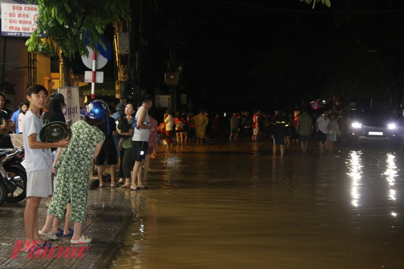 Nững hình ảnh xúc động khi lực lượng chức năng cứu hộ được người dân bị ảnh hưởng bởi lũ lụt ở Thái Nguyên.