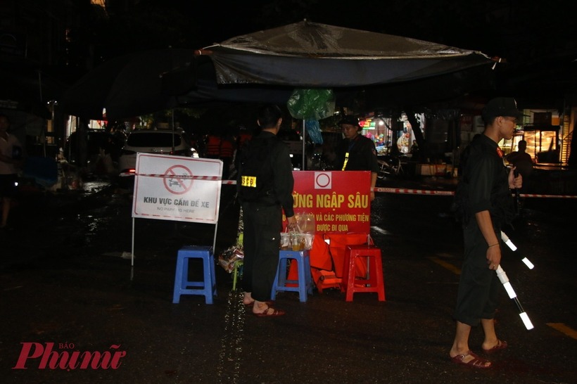 Lực lượng chức năng vẫn làm việc miệt mài dù đã là nửa đêm.