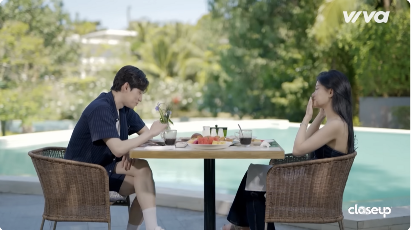 Leon và Rayeon thoải mái trò chuyện khi dùng bữa sáng cùng nhau.