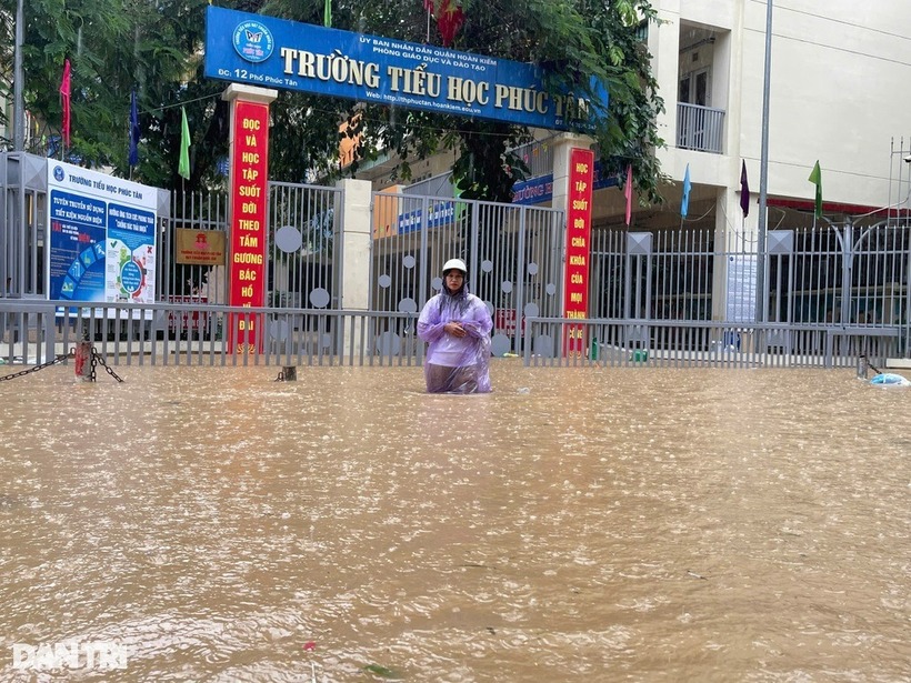 Trường Tiểu học Phúc Tân nước ngập ngang người. (Ảnh: Dân trí)