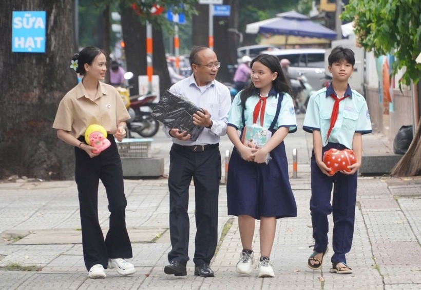 Học sinh TP.HCM đập lợn đất ủng hộ đồng bào miền Bắc bị thiệt hại do mưa lũ. Ảnh: Giáo dục & Thời đại