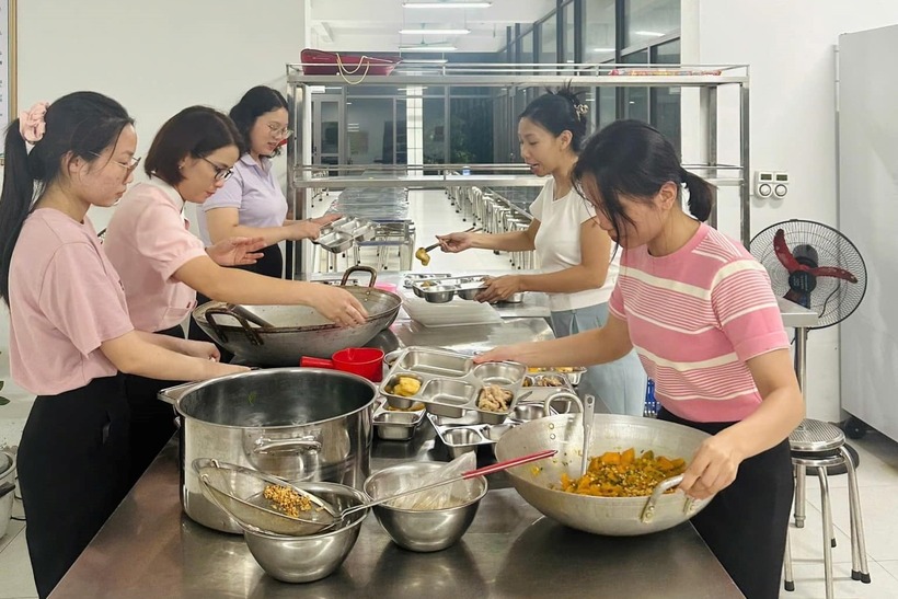 Giáo viên, nhân viên Trường THCS Thượng Cát hỗ trợ người dân lưu trú ăn uống. Ảnh: VietNamnet