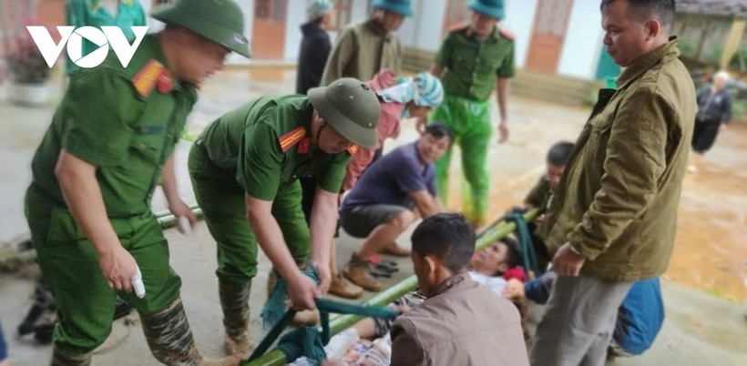 Các lực lượng cứu hộ đã tìm thấy toàn bộ 11 thi thể nạn nhân mất tích và kịp thời hỗ trợ y tế cho 10 người bị thương tại điểm Lũng Súng, xã Yên Lạc. Ảnh: VOV.