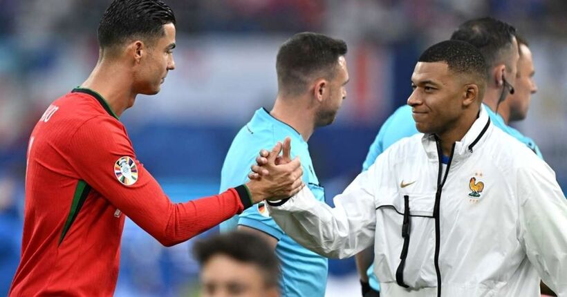 Ronaldo bắt tay Mbappe.