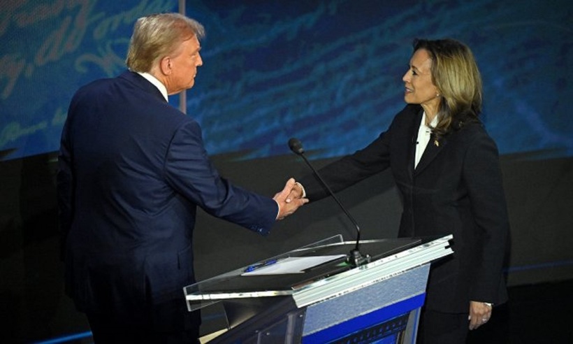 Cái bắt tay đầu tiên giữa Phó tổng thống Mỹ Kamala Harris và Cựu tổng thống Mỹ Donald Trump.