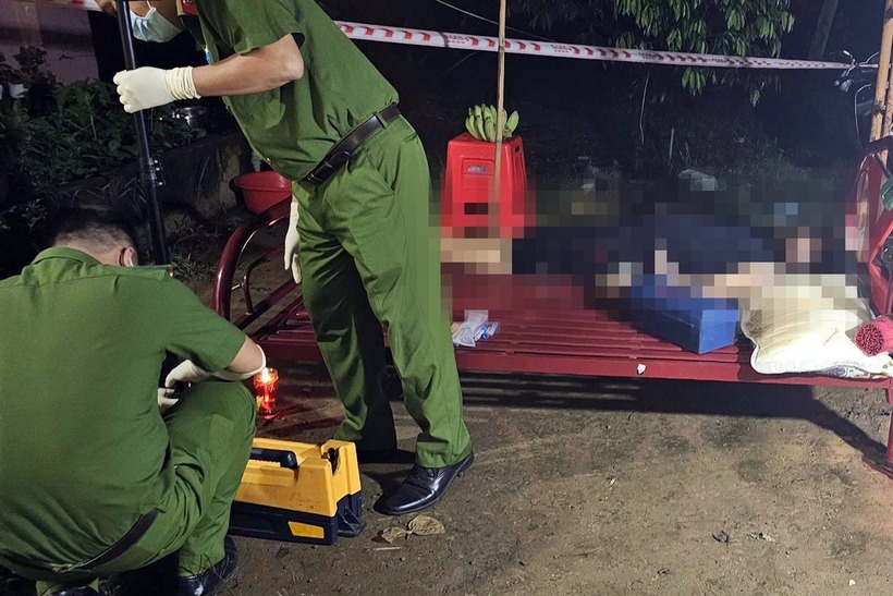 Lực lượng chức năng tổ chức khám nghiệm, điều tra hiện trường. Ảnh: Tuổi Trẻ