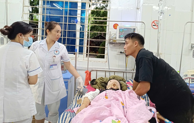 Hiện Bệnh viện Đa khoa huyện Bảo Yên đã bố trí kíp cấp cứu lưu động 6 người túc trực tại hiện trường để khi tiếp nhận nạn nhân, lập tức sơ cứu ban đầu. Ảnh: Báo Lào Cai.