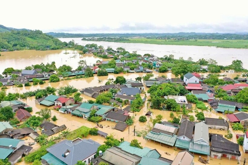 Cứu trợ xã Đan Thượng (Hạ Hòa, Phú Thọ) bị cô lập do mưa lũ - 1