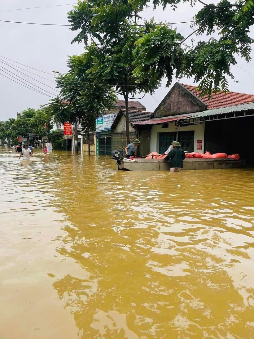 Cứu trợ xã Đan Thượng (Hạ Hòa, Phú Thọ) bị cô lập do mưa lũ - 3