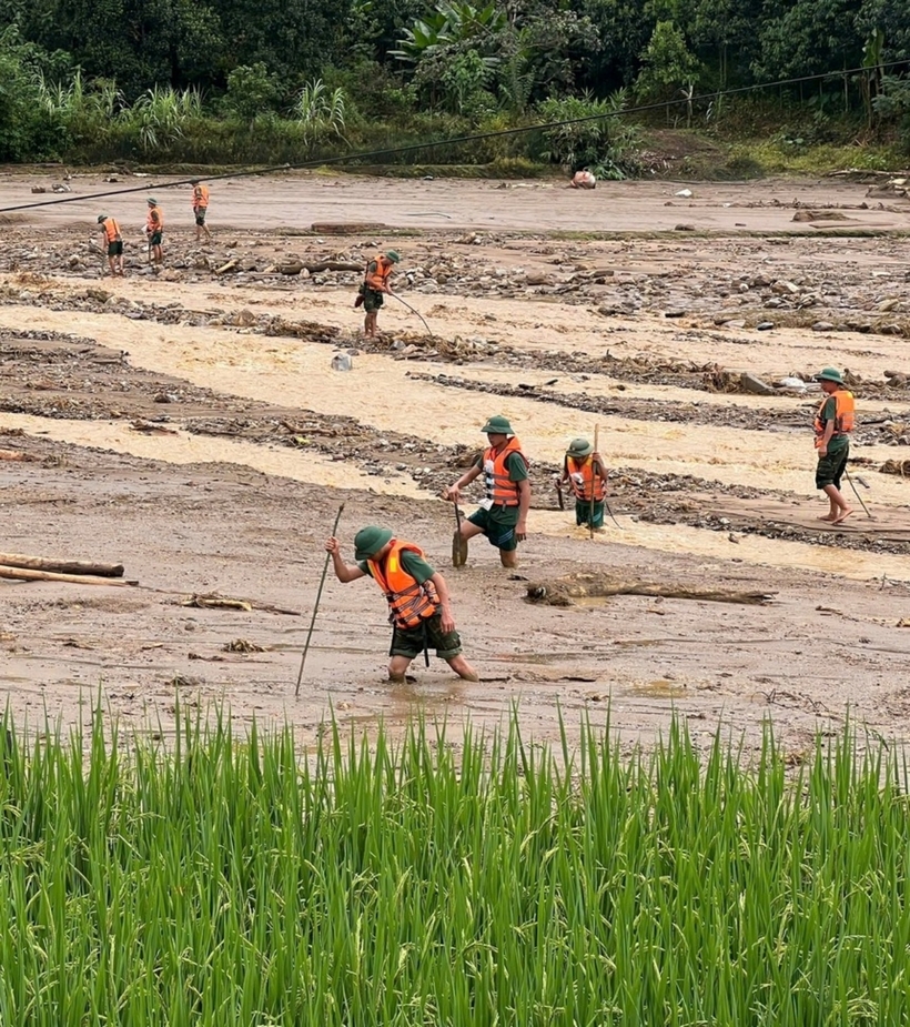 Trận lũ quét, sạt lở đất ở Làng Nủ đã khiến ít nhất 35 người, khiến 17 người bị thương, 61 người hiện vẫn mất tích. Trong chiều 11/9, các cán bộ, chiến sĩ công an, bộ đội tiếp tục dầm mình dưới nước lũ để tìm kiếm người gặp nạn.